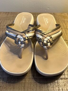 Clarks Cloudstepper Women’s Beige & Metallic Bronze Woven Thong Sandals size 7
